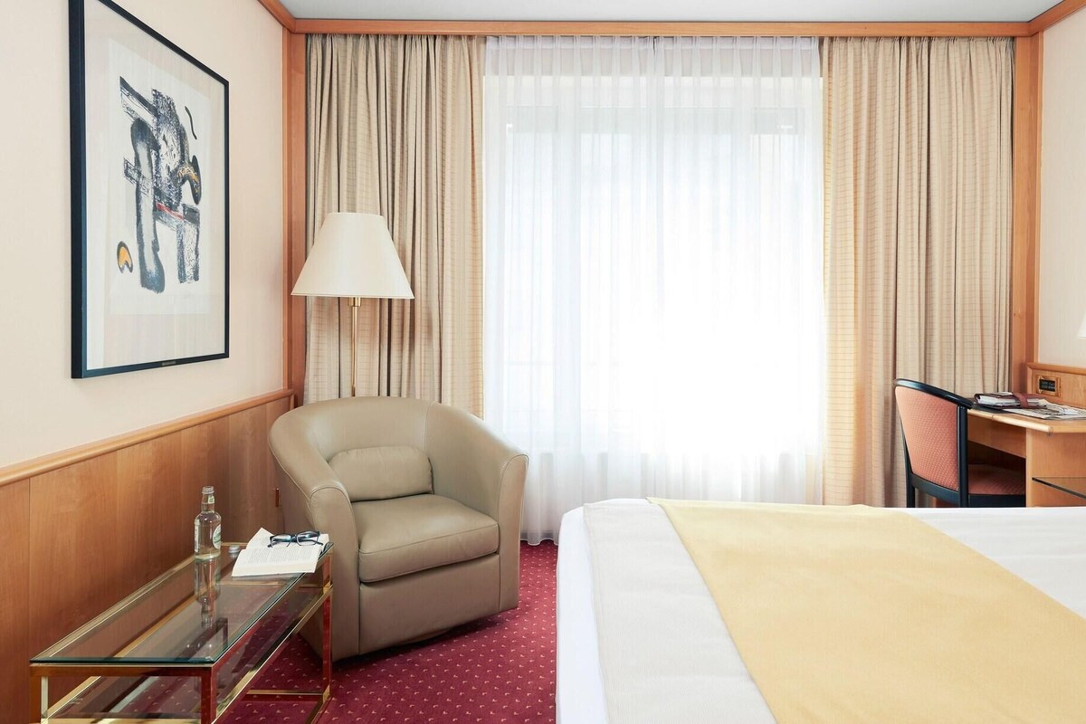 Premium bedding, in-room safe, desk, laptop workspace