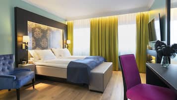 Kaliteli yatak takımı, yastık yüzeyli yatak, minibar, odada kasa