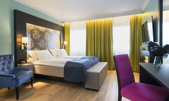 Roupas de cama premium, camas com colchões pillow-top, frigobar