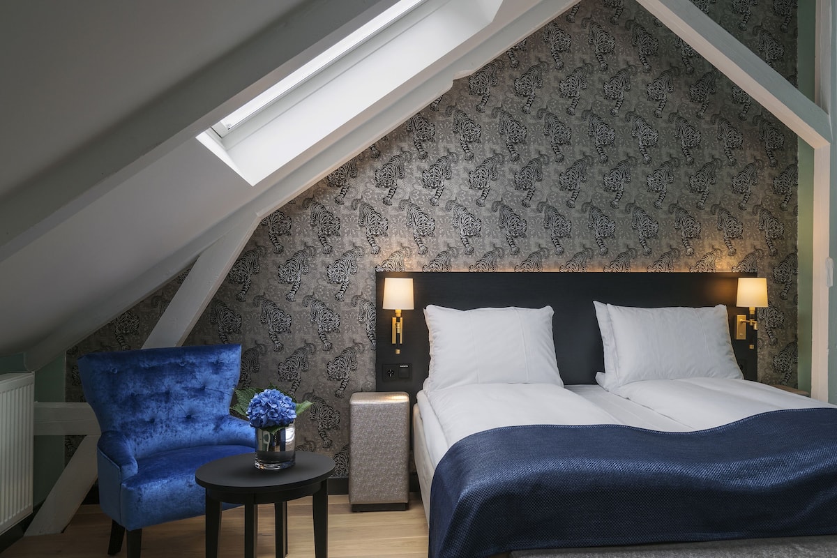 Premium bedding, pillow-top beds, minibar, in-room safe