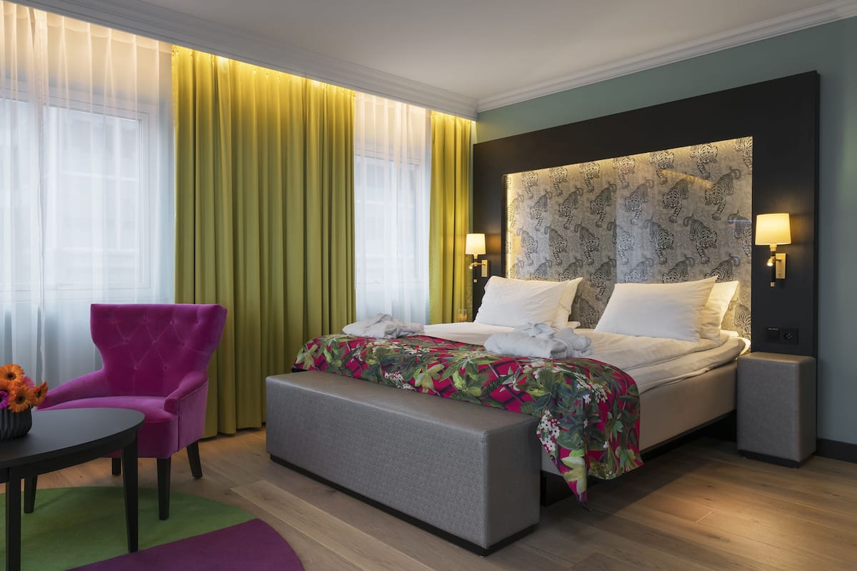 Premium bedding, pillow-top beds, minibar, in-room safe