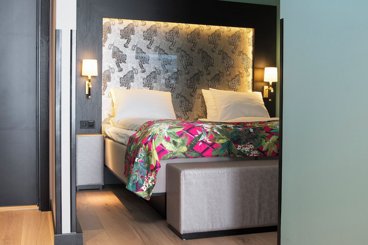 Suite, Non Smoking | Premium bedding, pillowtop beds, minibar, in-room safe