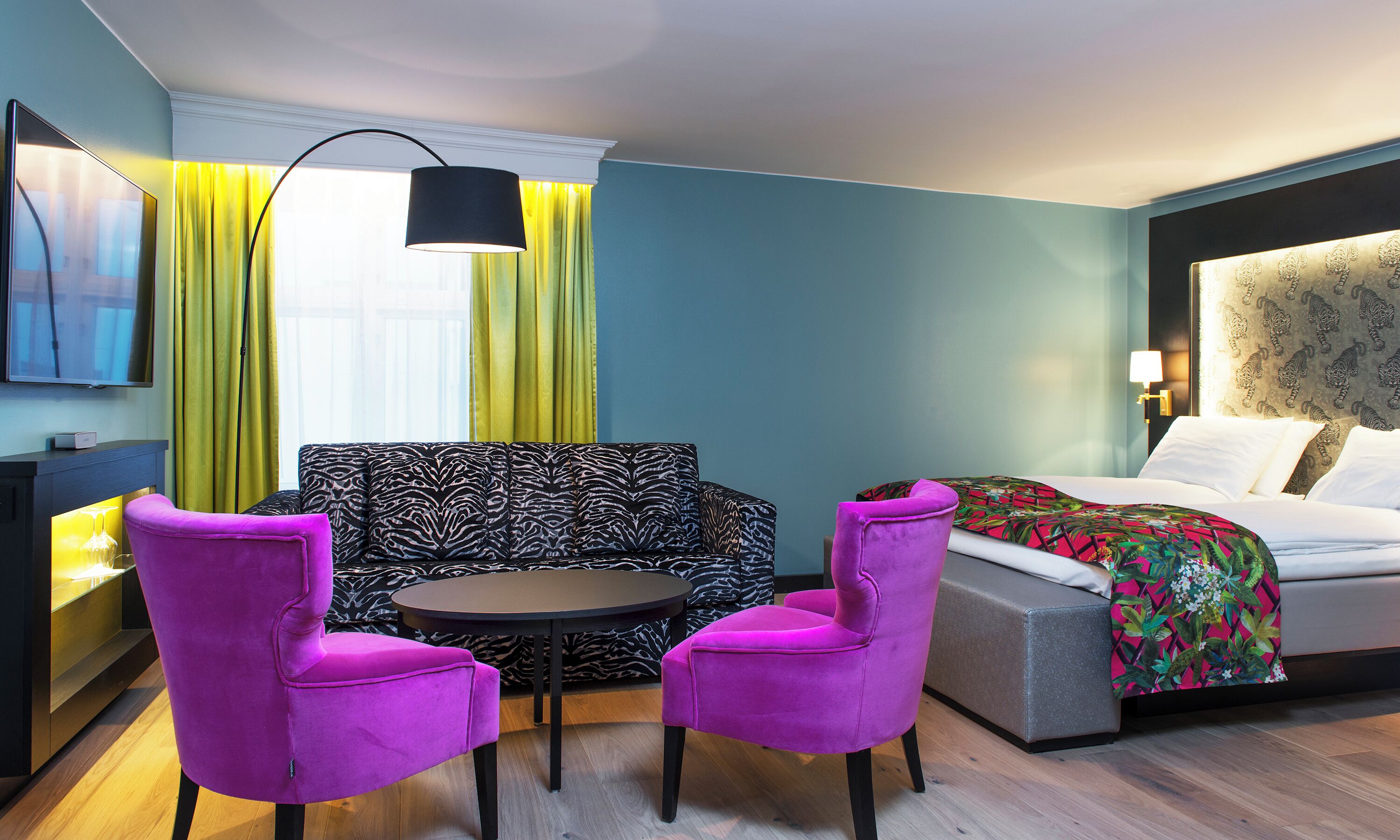 business room, non smoking | premium bedding, pillow-top beds, minibar, in-room safe