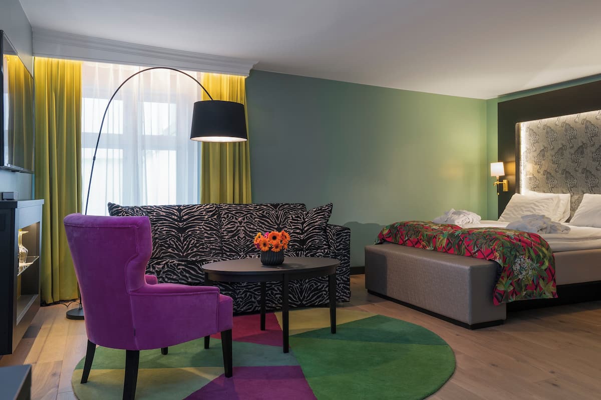 Business Room, Non Smoking | Premium bedding, pillowtop beds, minibar, in-room safe