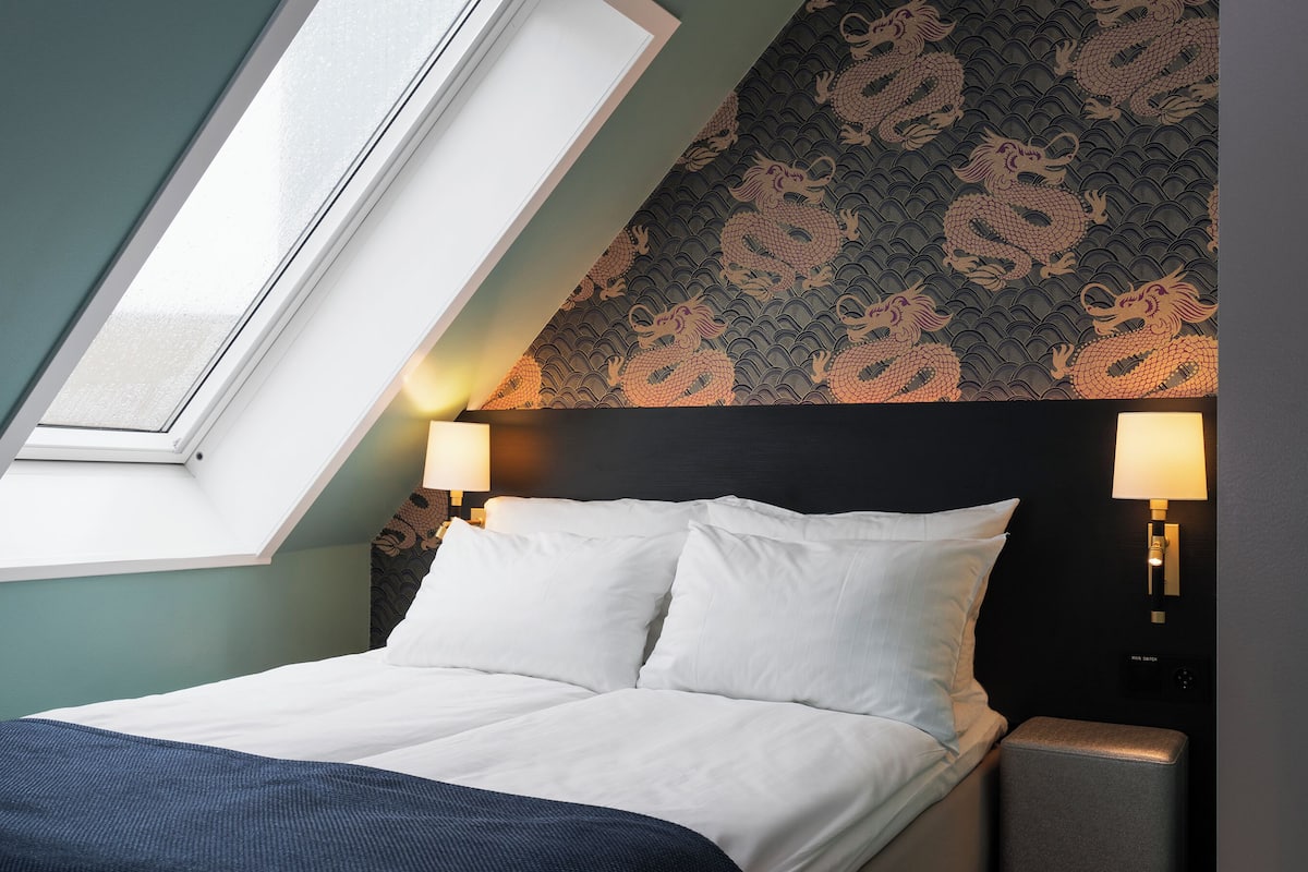 Standard Room, 1 Queen Bed, Non Smoking | Premium bedding, pillowtop beds, minibar, in-room safe