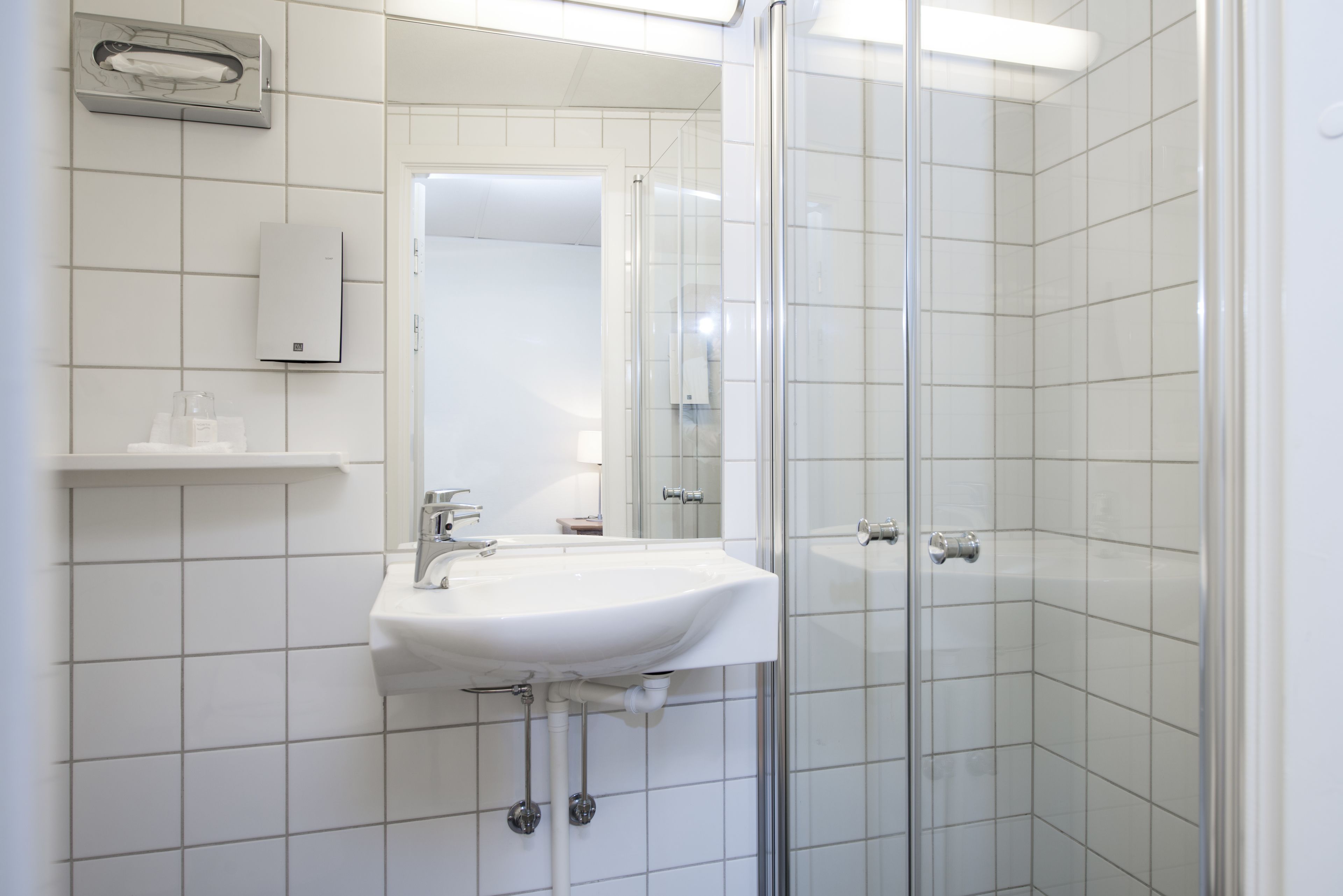 standard room, 1 queen bed, non smoking | bathroom | free toiletries, hair dryer, towels