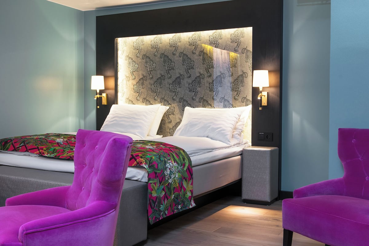 Junior Suite, Non Smoking | Premium bedding, pillowtop beds, minibar, in-room safe