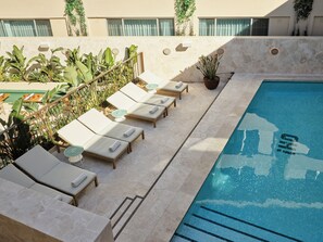 Utendørsbasseng, bassengparasoller og solsenger