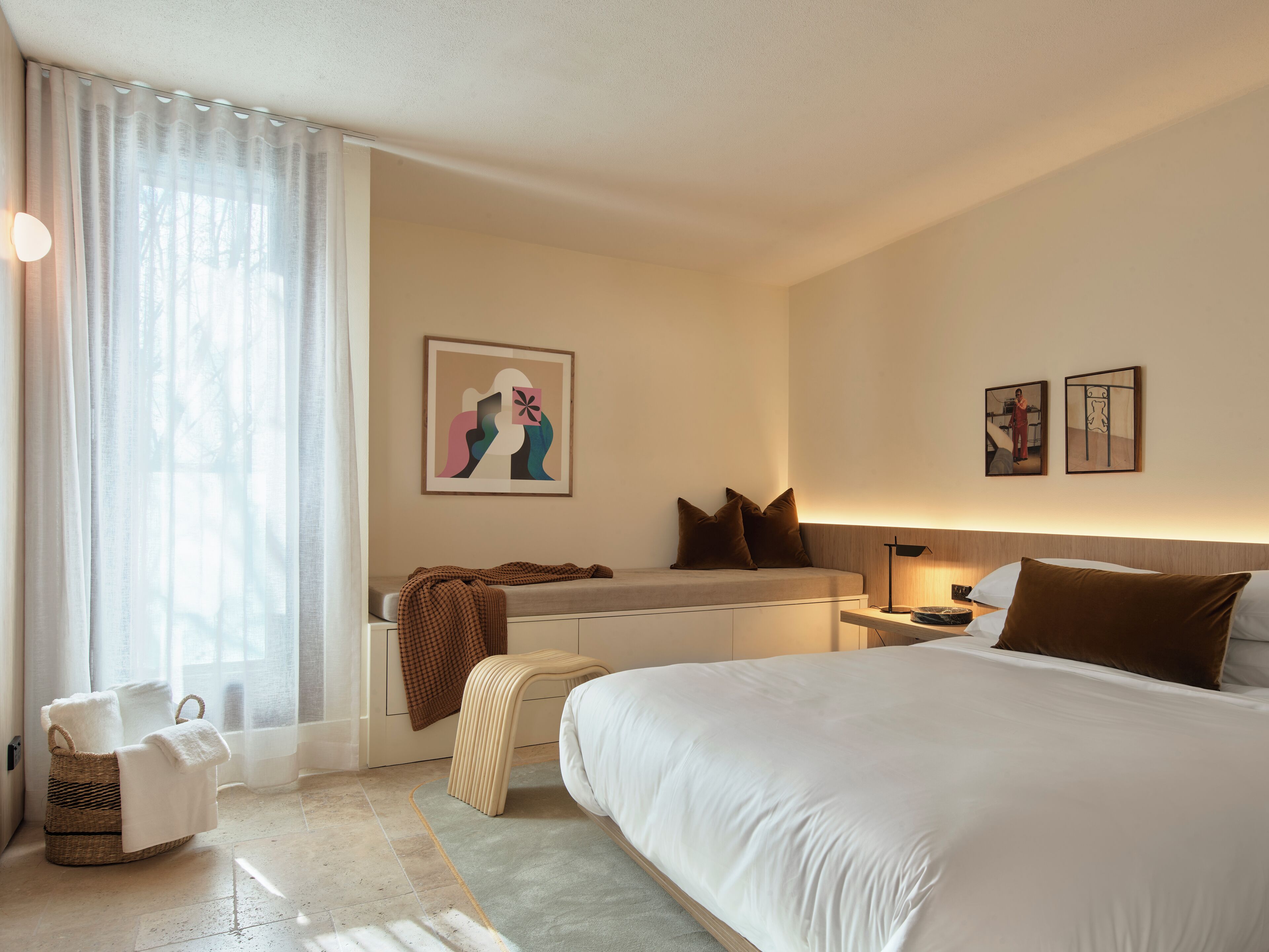 Minibar, iron/ironing board, free WiFi, bed sheets