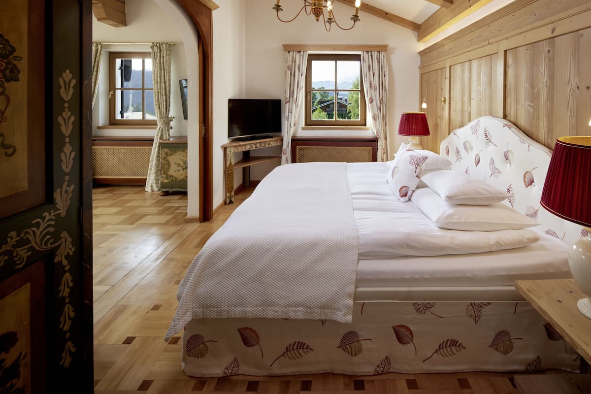 kaiser suite franz josef | living area | tv