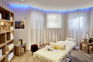 Couples treatment room(s), sauna, hot tub, steam room, body treatments - Relais & Châteaux Hotel Tennerhof (Kitzbuhel)