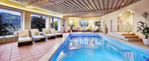 室內泳池、季節性室外泳池；08:00 至 20:00 開放；免費小屋、泳池傘