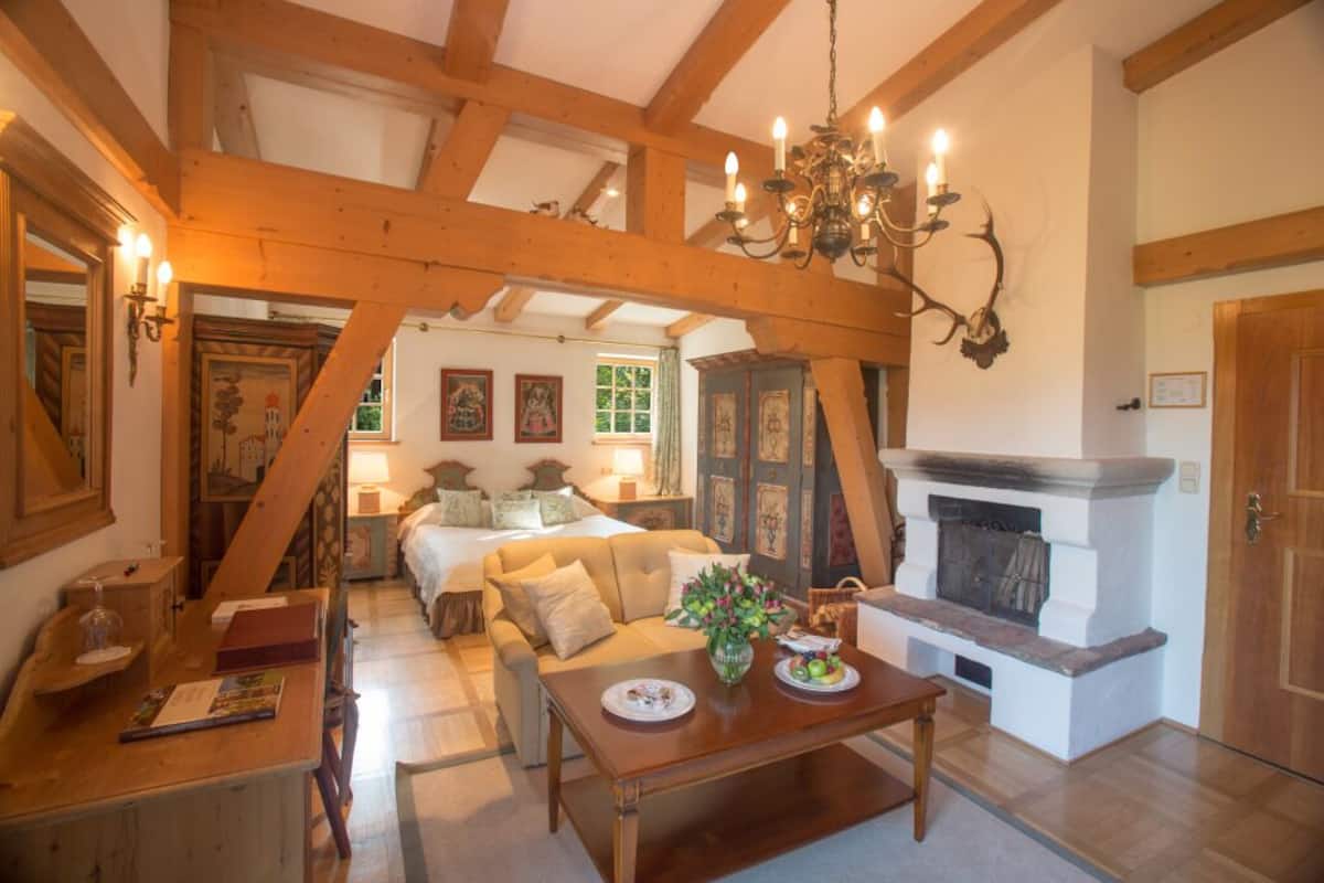 deluxe junior suite | living room | tv