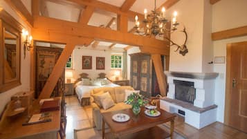 Suite Deluxe (Junior) | Sala de estar | Una televisión