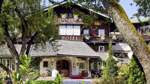 A traditional wooden hotel with a sign reading "Tennelhof Hotel". - Relais & Châteaux Hotel Tennerhof (Kitzbuhel)