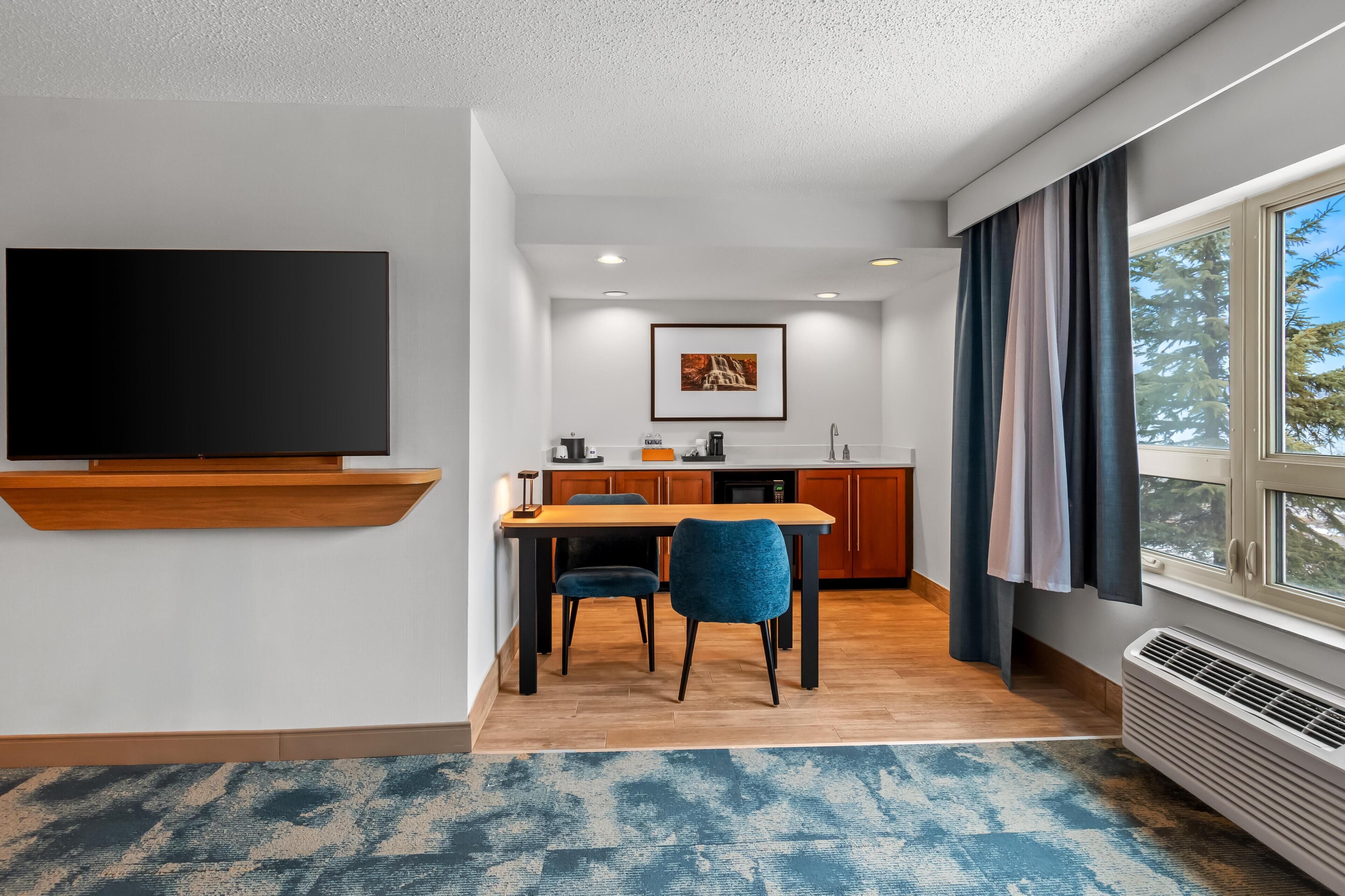 Room, 1 King Bed with Sofa bed, Accessible, Lake View (Hearing) | Minibar