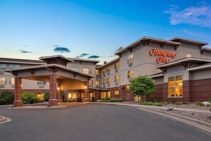 A Hampton Inn hotel with a modern architectural design, featuring a prominent entrance and multiple windows. - Hampton Inn Duluth Canal Park (Duluth)