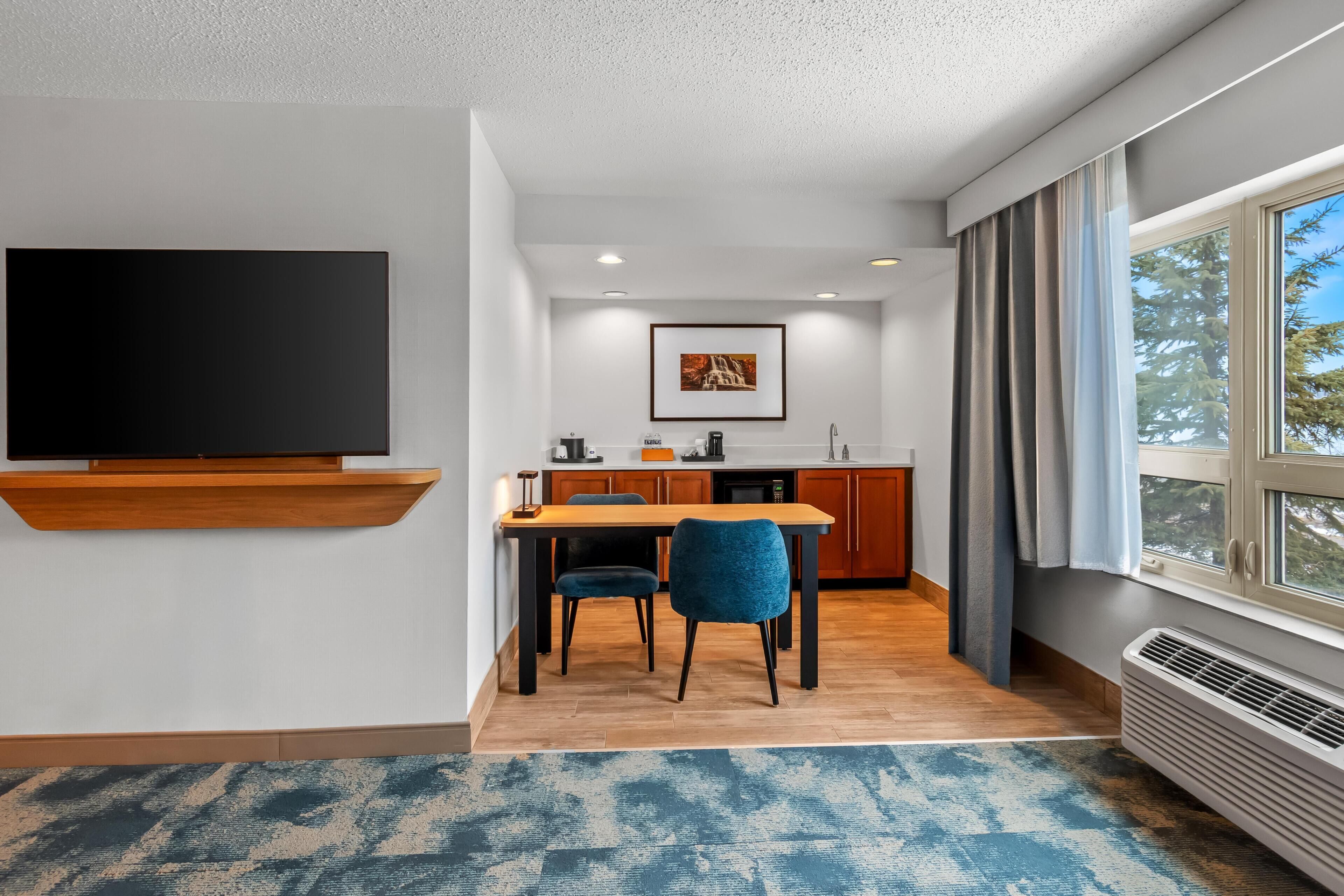 Habitación, 1 cama King size, con acceso para personas discapacitadas, vista al lago (Hearing) | Minibar