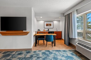 Room, 1 King Bed, Accessible, Lake View (Hearing) | Minibar - Hampton Inn Duluth Canal Park (Duluth)