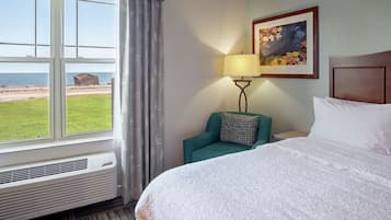 Room, 2 Queen Beds, Non Smoking, Lake View | Living area