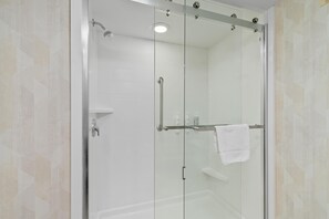 Room, 1 King Bed, Accessible, Lake View (Hearing) | Bathroom shower - Hampton Inn Duluth Canal Park (Duluth)