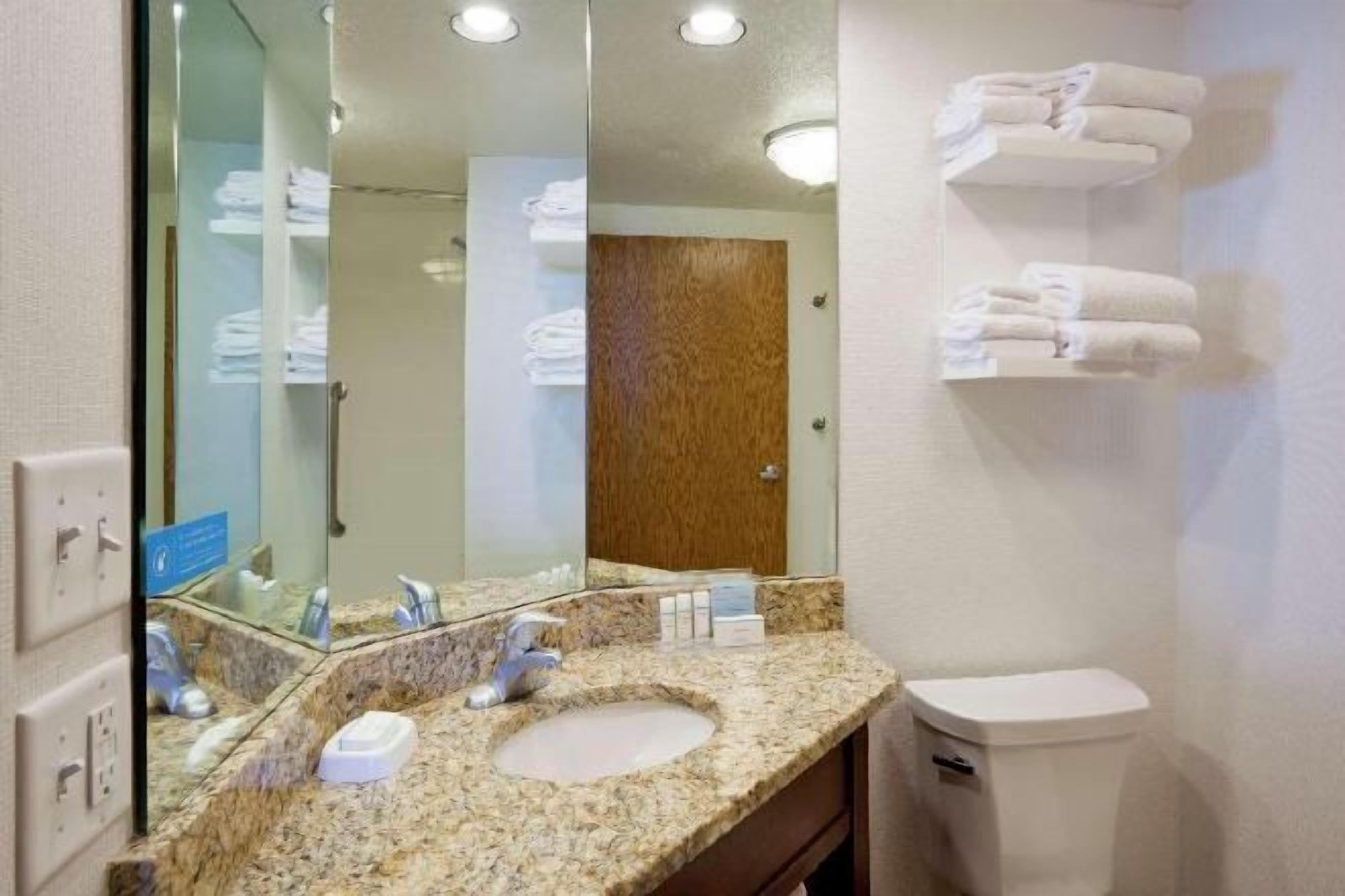 Bathroom | Combined shower/tub, free toiletries, hair dryer, towels