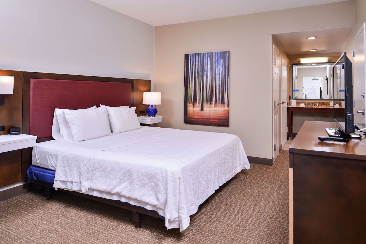 In-room safe, desk, iron/ironing board, cribs/infant beds