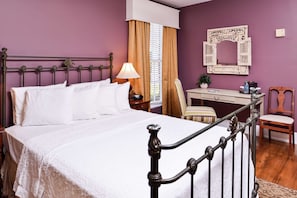 Room, 1 Queen Bed, Non Smoking (Historic) | In-room safe, desk, iron/ironing board, cribs/infant beds