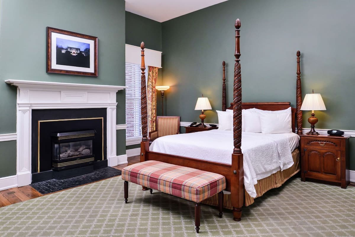 In-room safe, desk, iron/ironing board, cribs/infant beds