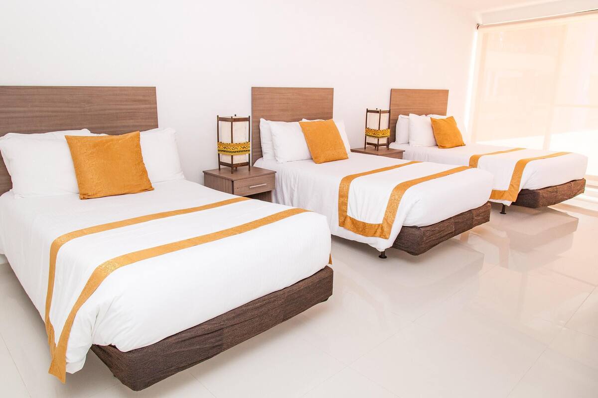 Frigobar, cofres nos quartos, cortinas blackout, roupa de cama