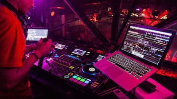 Un equipo de DJ con un controlador Pioneer, una computadora portátil y una mezcladora Pioneer.