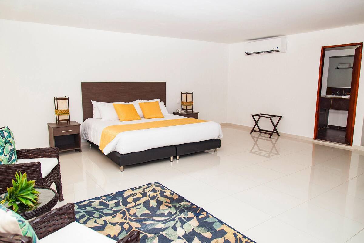 Frigobar, cofres nos quartos, cortinas blackout, roupa de cama