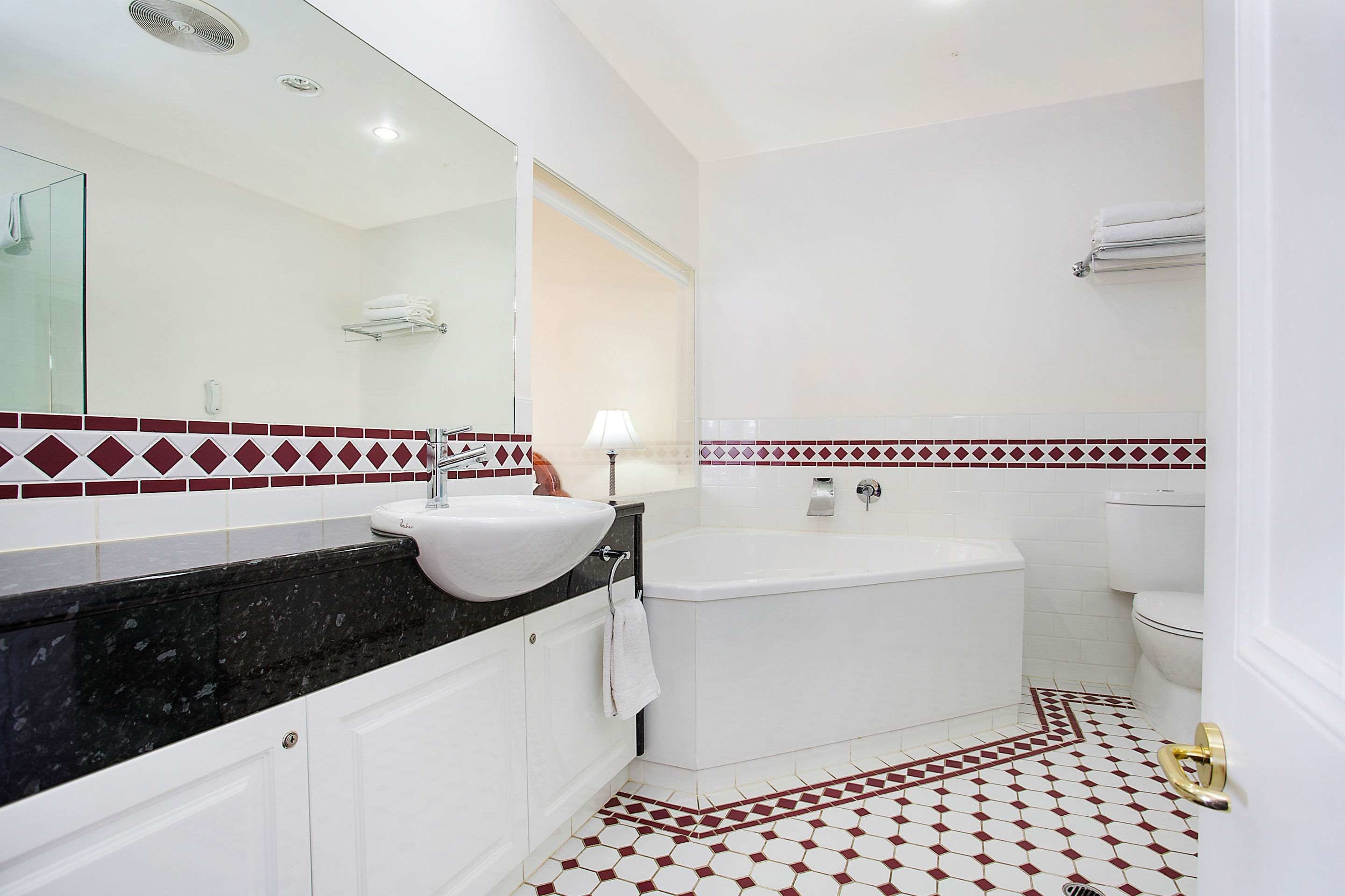 executive suite, hot tub | bathroom | free toiletries, towels