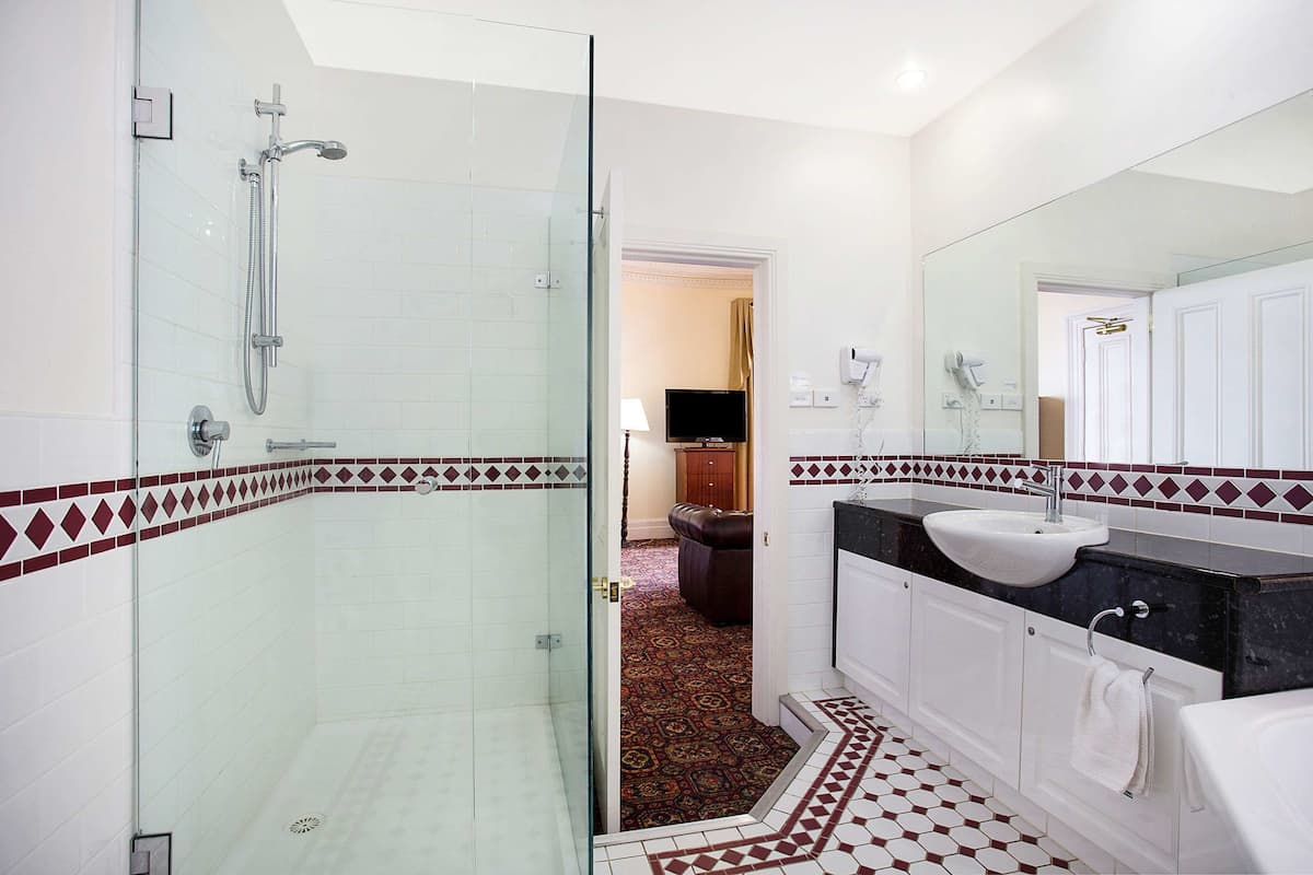 executive suite, hot tub | bathroom | free toiletries, towels