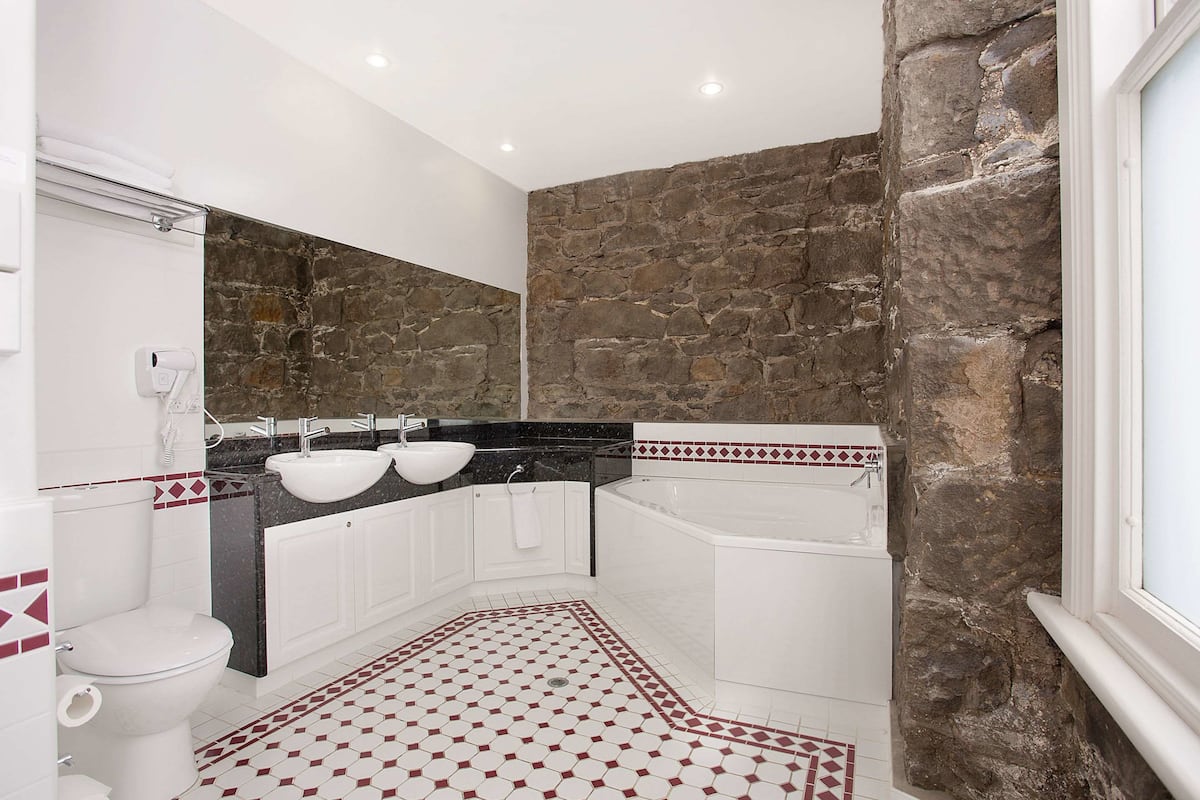 free toiletries, towels