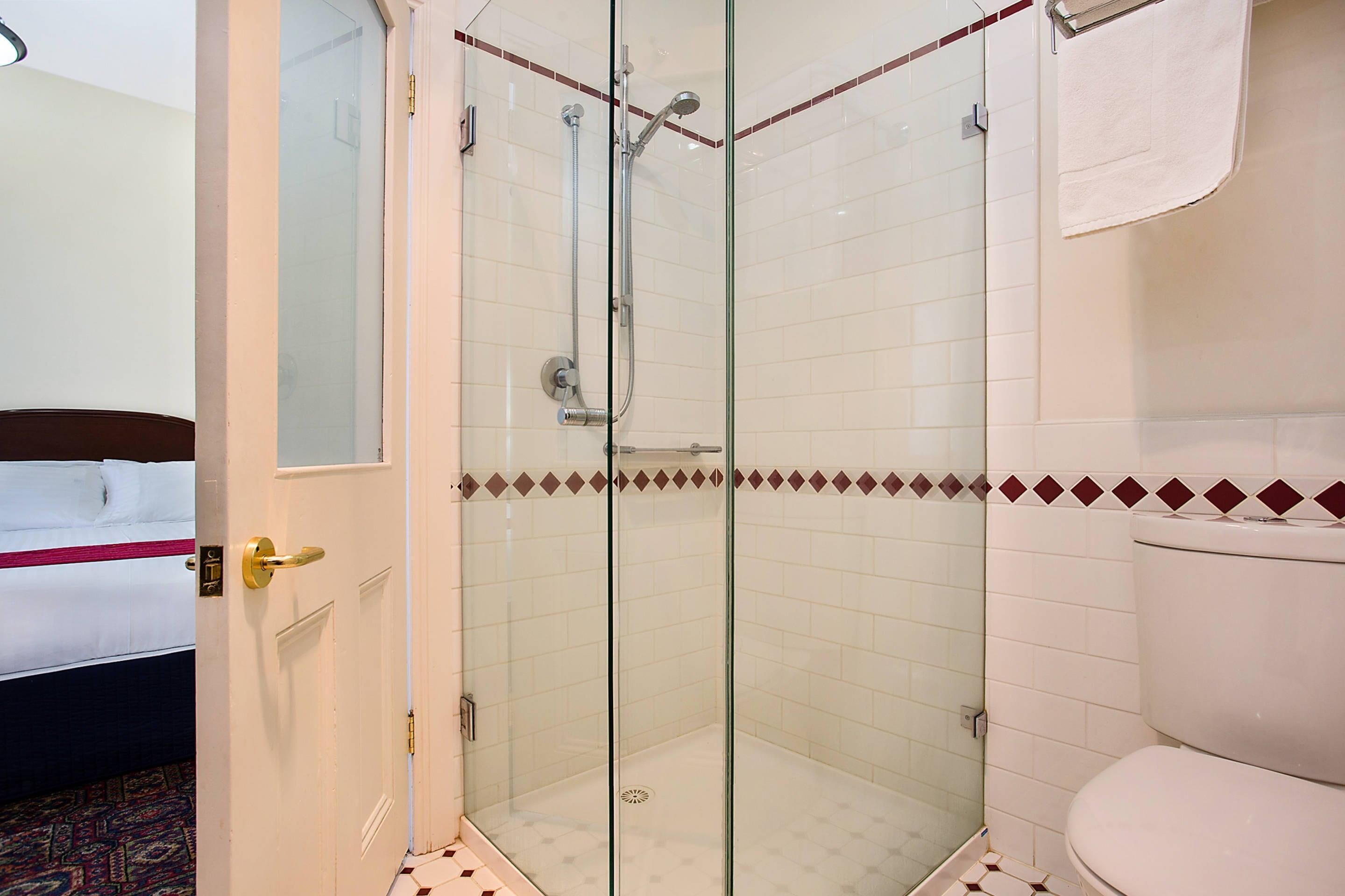 standard room, 1 queen bed | minibar, desk, iron/ironing board, rollaway beds