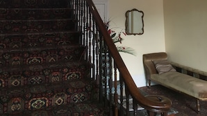 Una escalera con barandillas ornamentales que conduce a un rellano.