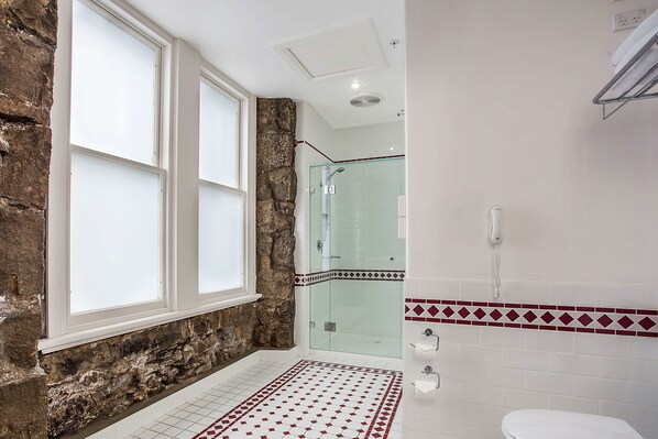 Executive Suite, Hot Tub | Bathroom | Free toiletries, towels