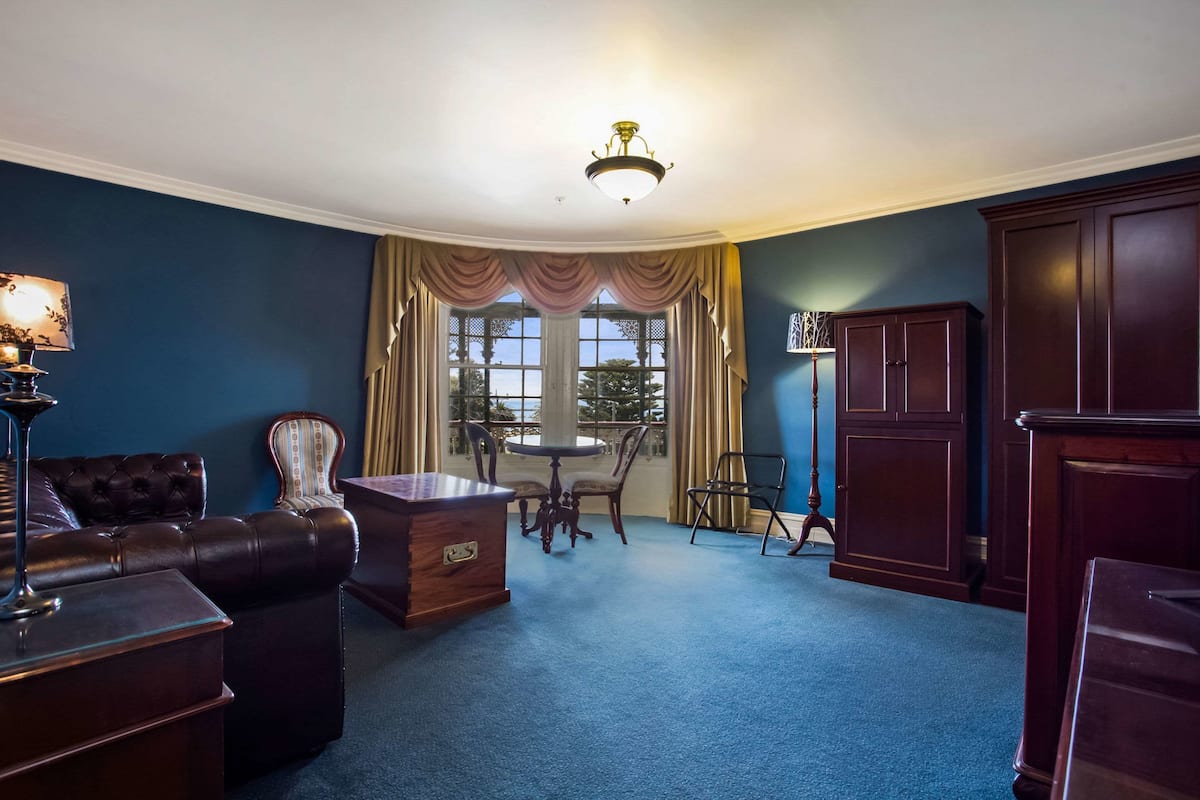 executive suite, hot tub | minibar, desk, iron/ironing board, rollaway beds