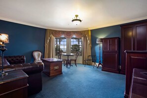 Executive Suite, Hot Tub | Minibar, desk, iron/ironing board, rollaway beds