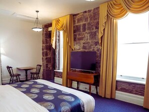 Suite, 1 très grand lit | Minibar, bureau, fer et planche à repasser, lits pliants/supplémentaires