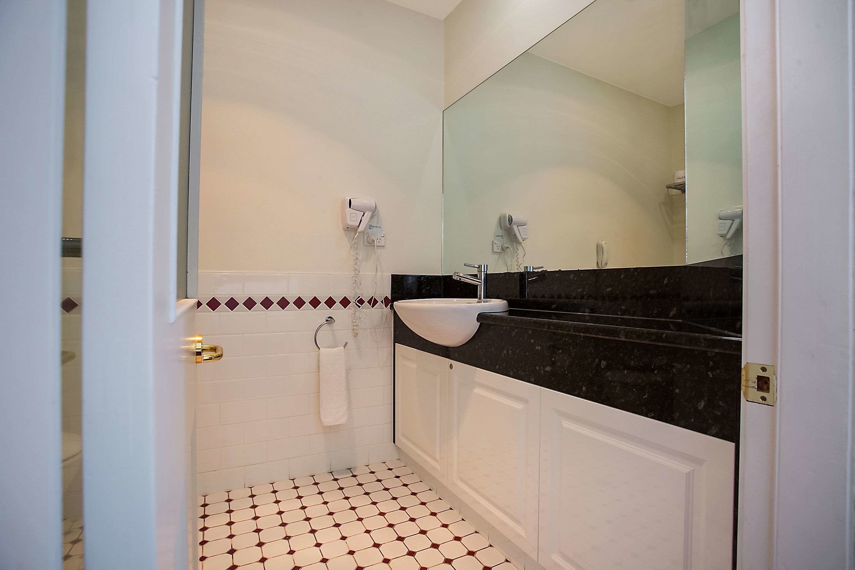 standard room, 1 queen bed | bathroom | free toiletries, towels