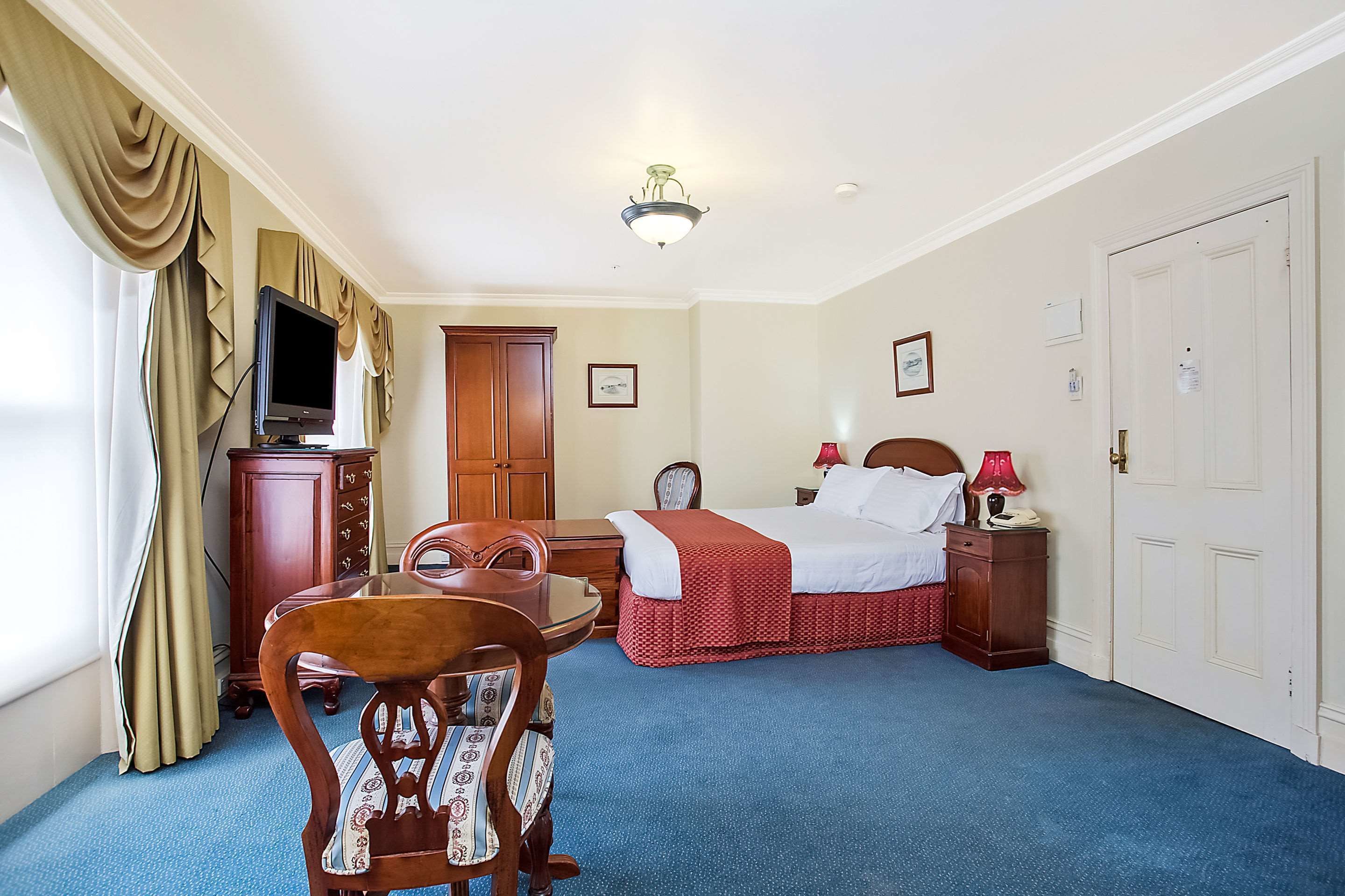 standard room, 1 king bed, non smoking | minibar, desk, iron/ironing board, rollaway beds