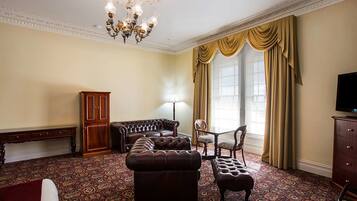 Frigobar, escrivaninha, ferros/tábuas de passar roupa