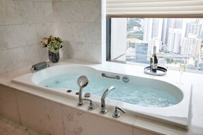 أغطية فراش متميزة وألحفة محشوة بالريش وميني بار وخزنة داخل الغرفة