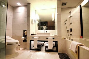 尊貴雙人房, 1 張標準雙人床 | 浴室 | 花灑/浴缸組合、浸缸、風筒、浴袍