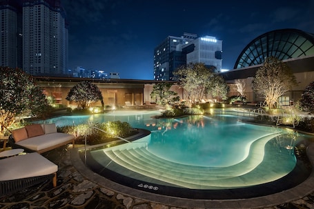 Una piscina techada, una piscina al aire libre