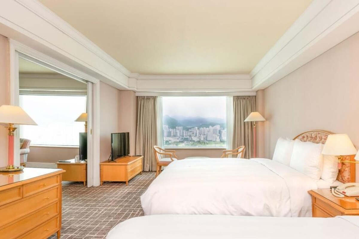 Premium bedding, down comforters, minibar, in-room safe