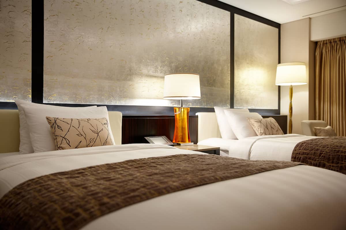 premium bedding, down duvets, minibar, in-room safe