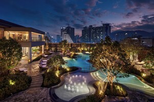 Una piscina techada, una piscina al aire libre